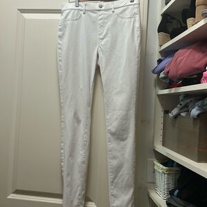 Uniqlo white Jean pants. Fake button fake front pockets medium waist 28-29 in